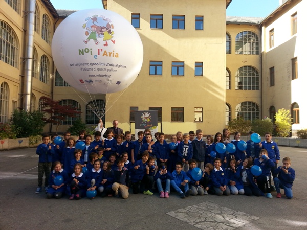 Déssin : Atmo et son amie flotte dans l'air grace à des ballons